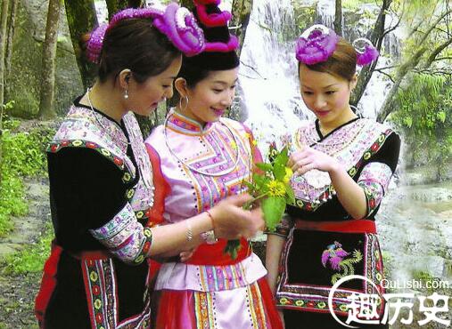 畲族服饰 畲族服饰的用色和构图有什么特点