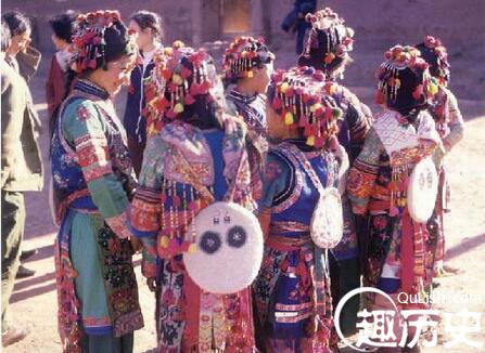 彝族服饰  彝族男女服饰图片欣赏