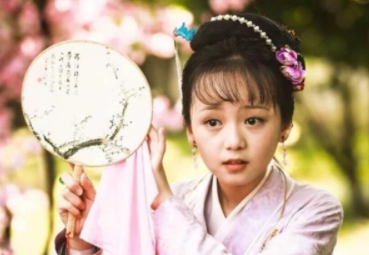 《红楼梦》袭人有哪些优缺点？一个丫鬟为何总使小性子？