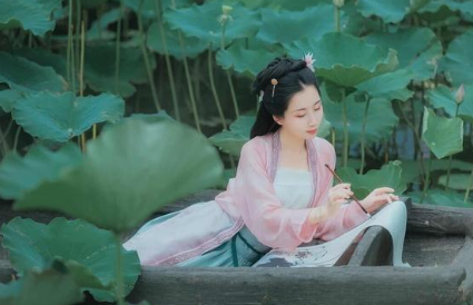 李清照的人生可以分为哪三个阶段?她在不同阶段创作了哪些作品?