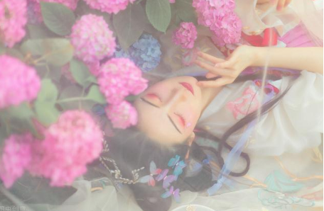 李清照的人生可以分为哪三个阶段?她在不同阶段创作了哪些作品?