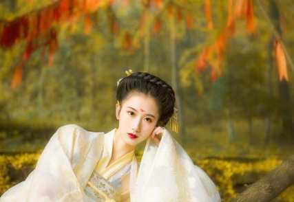 李清照的人生可以分为哪三个阶段?她在不同阶段创作了哪些作品?