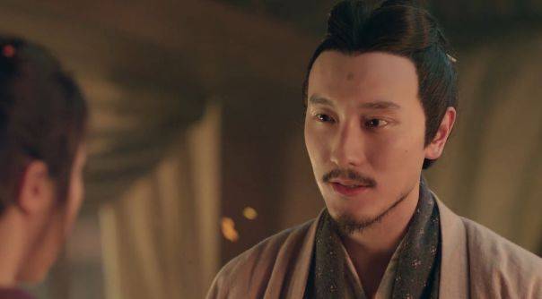 三国演义中，曹操为什么在刘备十分落魄的时候夸他是英雄？