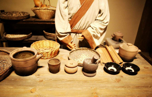 《肘后备急方》：中国第一部临床急救手册，中医治疗学专著