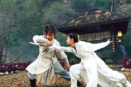 郭靖的武力值有多高？把他放在倚天屠龙记中的话，是什么水平？