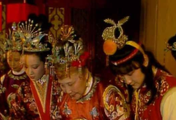 林黛玉和宝钗分别是什么时候进京的？中间缺失的几年为什么不写？