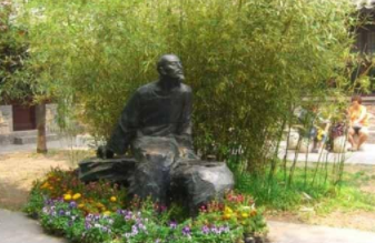 林黛玉和宝钗分别是什么时候进京的？中间缺失的几年为什么不写？