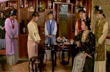 王夫人为什么要把晴雯赶出大观园？宝玉为什么不去向贾母求情？