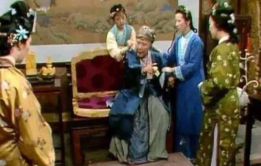 王夫人为什么要把晴雯赶出大观园？宝玉为什么不去向贾母求情？