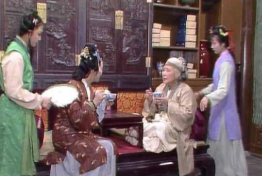 王夫人为什么要把晴雯赶出大观园？宝玉为什么不去向贾母求情？