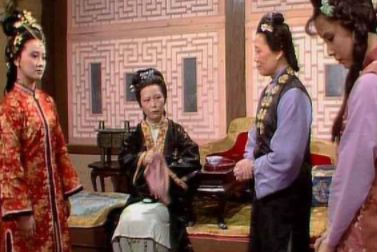 王夫人为什么要把晴雯赶出大观园？宝玉为什么不去向贾母求情？